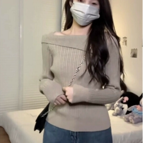 Popular one-shoulder and collarbone sweater (coffee color) (S/M/L/XL sizes will be shipped after placing an order and contacting customer service)