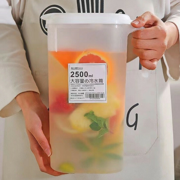 Large-capacity cold water bottle, refrigerator cold water bottle, warm Japanese-style cold water bucket with lid (translucent, large, filtered version, 2500 ml)