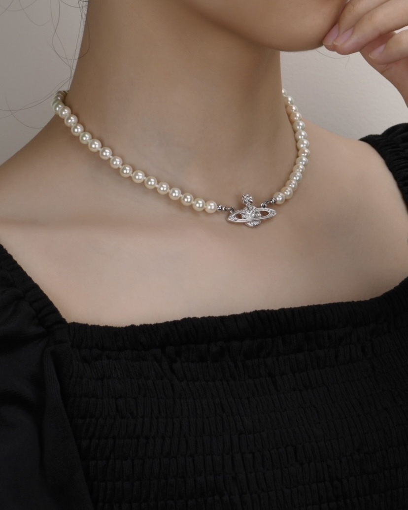 VIVIENNE WESTWOOD 西太后 MINI BAS RELIEFCHOKER 浮雕土星吊墜 39CM 銀 珍珠項鍊