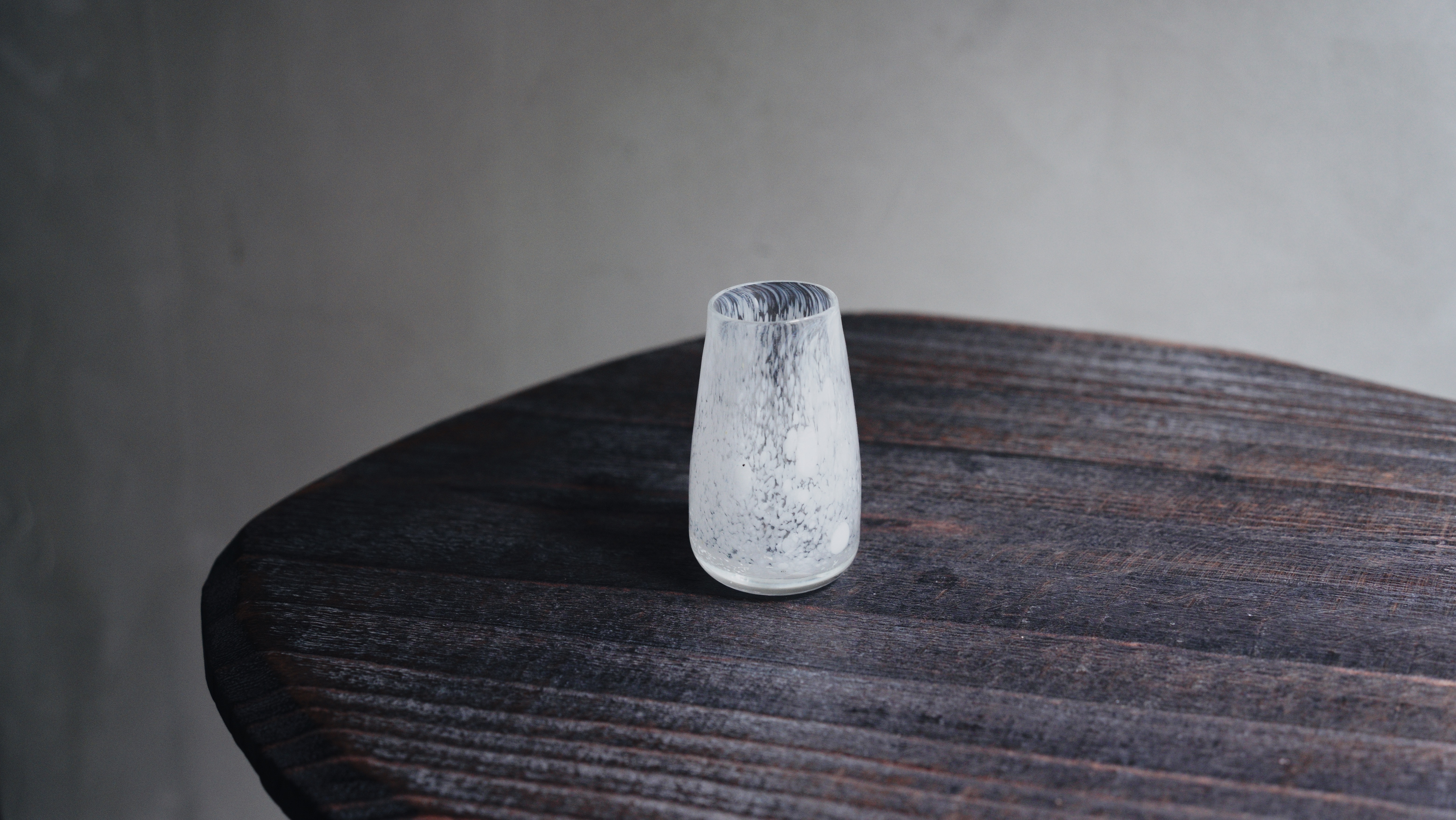 陳建志 Chien Chih Chen｜白玉迷你長筒花瓶