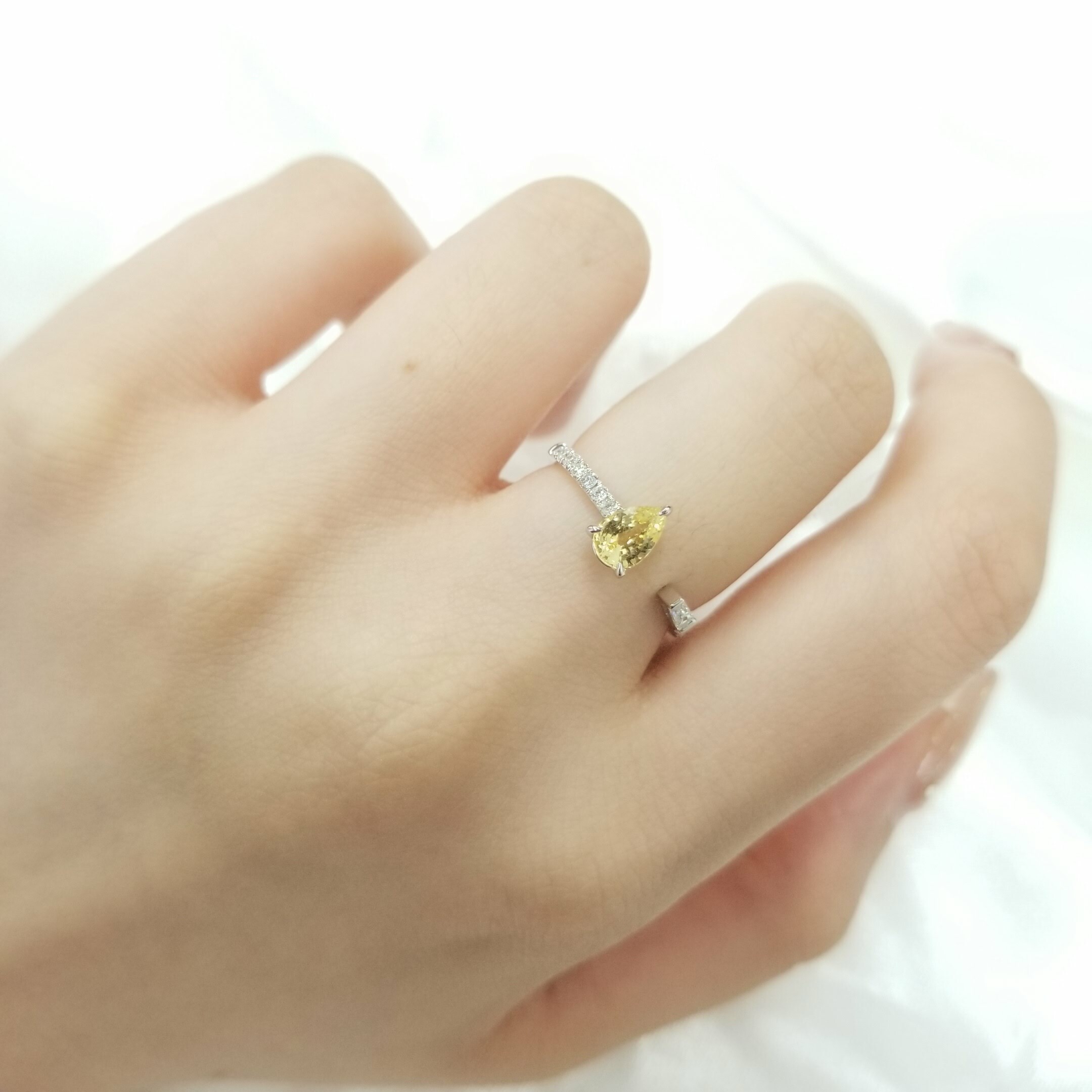 全新18K白金【單粒52份黃寶石】配17份鑽石戒指