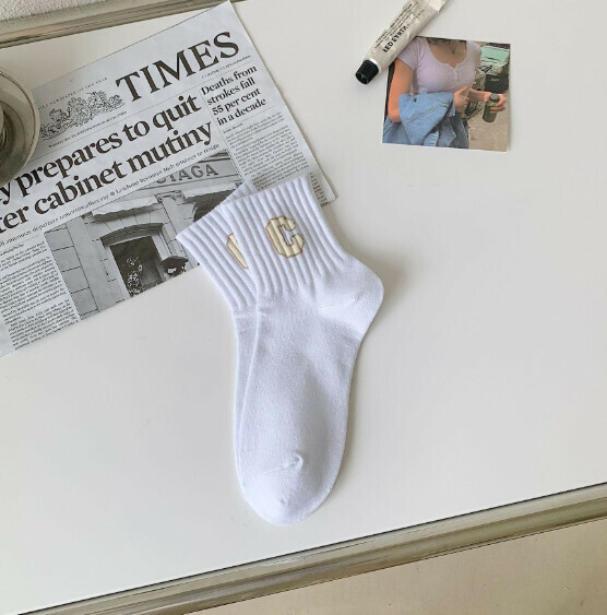 Hot recommended solid color lettered breathable sports socks for men and women, casual socks, mid-calf socks [C white] [One size fits all]