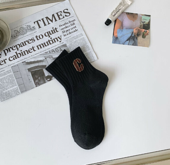 Hot recommendation for men and women, solid color lettered breathable sports socks, casual socks, mid-calf socks [C-shaped black] [One size fits all]