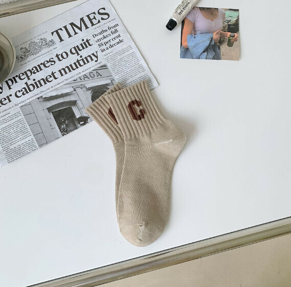 Hot recommendation for men and women, solid color lettered breathable sports socks, casual socks, mid-calf socks [C-shaped coffee] [one size fits all]