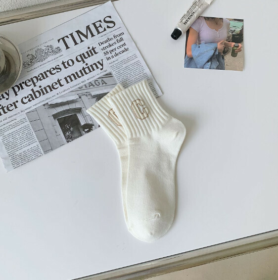 Hot recommendation for men and women, solid color lettered breathable sports socks, casual socks, mid-calf socks [C-shaped milk white] [One size fits all]