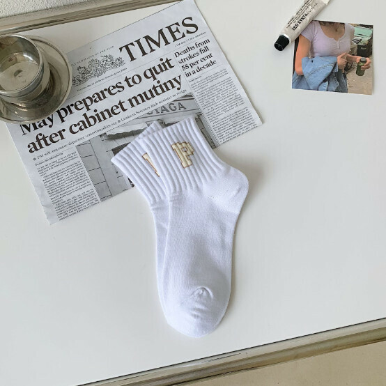 Hot recommendation for men and women, solid color lettered breathable sports socks, casual socks, mid-calf socks [P letter white] [One size fits all]