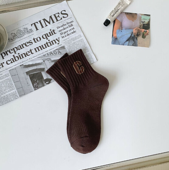 Hot recommendation for men and women, solid color lettered breathable sports socks, casual socks, mid-calf socks [C-shaped dark brown] [One size fits all]