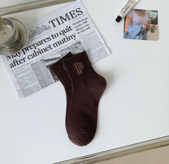 Hot recommendation for men and women, solid color lettered breathable sports socks, casual socks, mid-calf socks [P-shaped dark brown] [One size fits all]