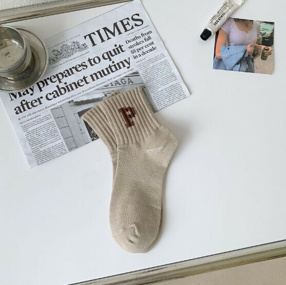 Hot recommendation for men and women, solid color lettered breathable sports socks, casual socks, mid-calf socks [P word coffee] [one size fits all]