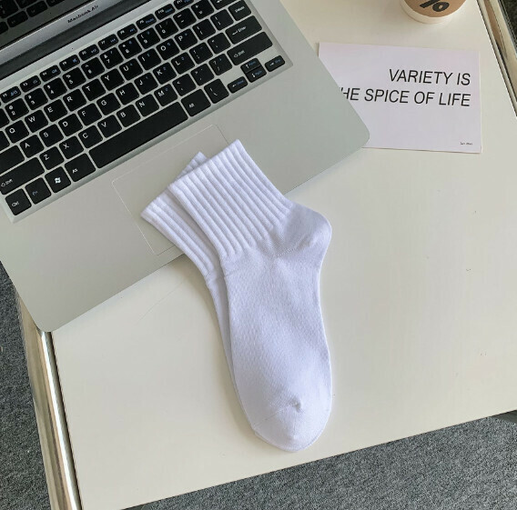 Hot recommendation for men and women, solid color lettered breathable sports socks, casual socks, mid-calf socks [white] [one size fits all]