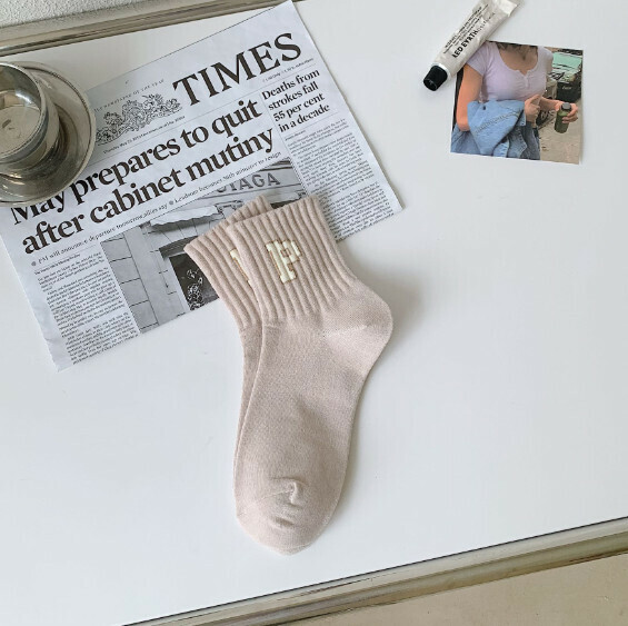 Hot recommendation for men and women, solid color lettered breathable sports socks, casual socks, mid-calf socks [P-letter khaki] [One size fits all]