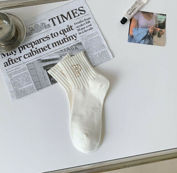 Hot recommendation for men and women, solid color lettered breathable sports socks, casual socks, mid-calf socks [P-shaped milk white] [One size fits all]