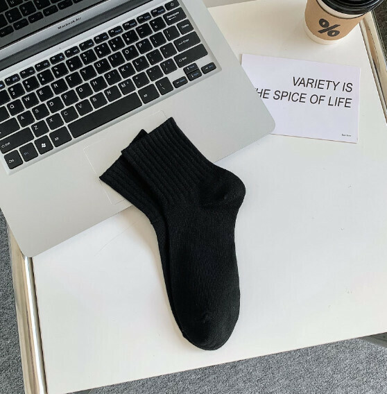 Hot recommendation for men and women solid color lettered breathable sports socks casual socks mid-calf socks [black] [one size fits all]