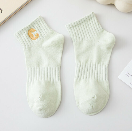 Hot recommended women's spring and autumn embroidered cotton socks, sports short socks [bean green] [one size fits all]