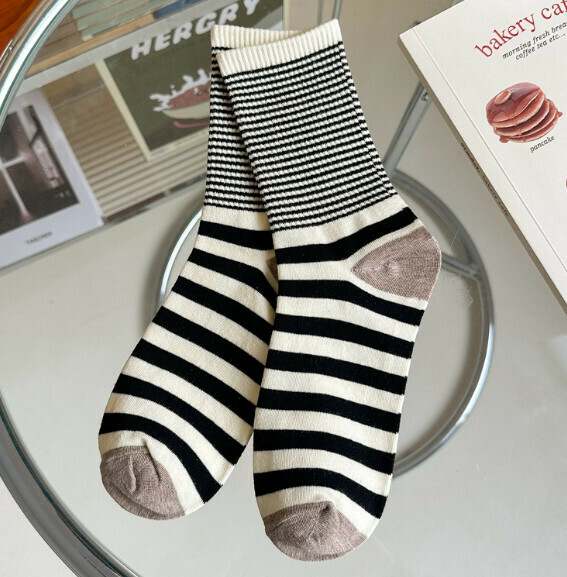 Hot style contrasting pinstripes, trendy, personalized and versatile women's mid-length stockings [black] [one size fits all]