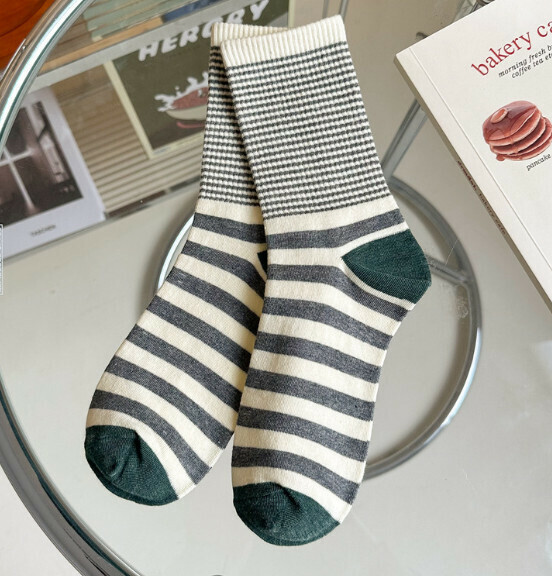 Hot style contrasting pinstripes, trendy, personalized and versatile women's mid-length stockings [grey] [one size fits all]