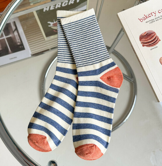 Hot style contrasting pinstripes, trendy, personalized and versatile women's mid-length stockings [blue] [one size fits all]