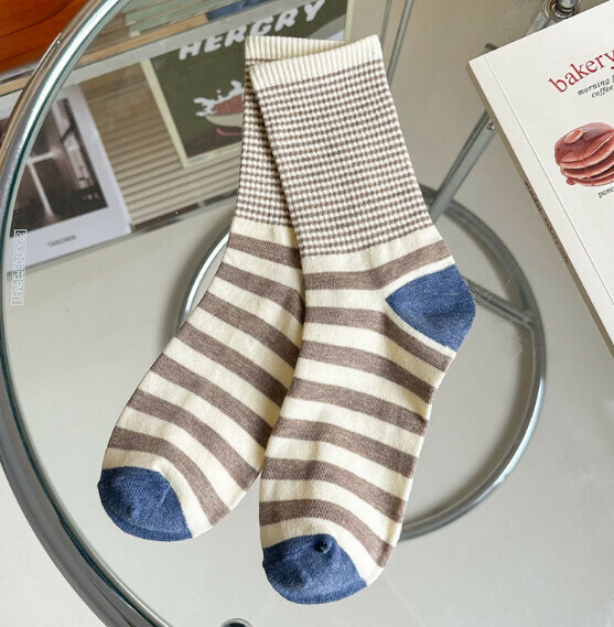 Hot style contrasting pinstripes, trendy, personalized and versatile women's mid-length stockings [khaki] [one size fits all]