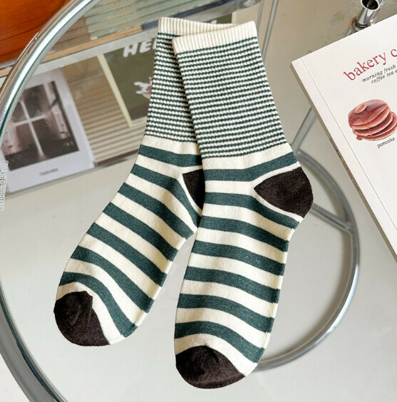 Hot style contrasting pinstripes, trendy, personalized and versatile women's mid-length stockings [green] [one size fits all]