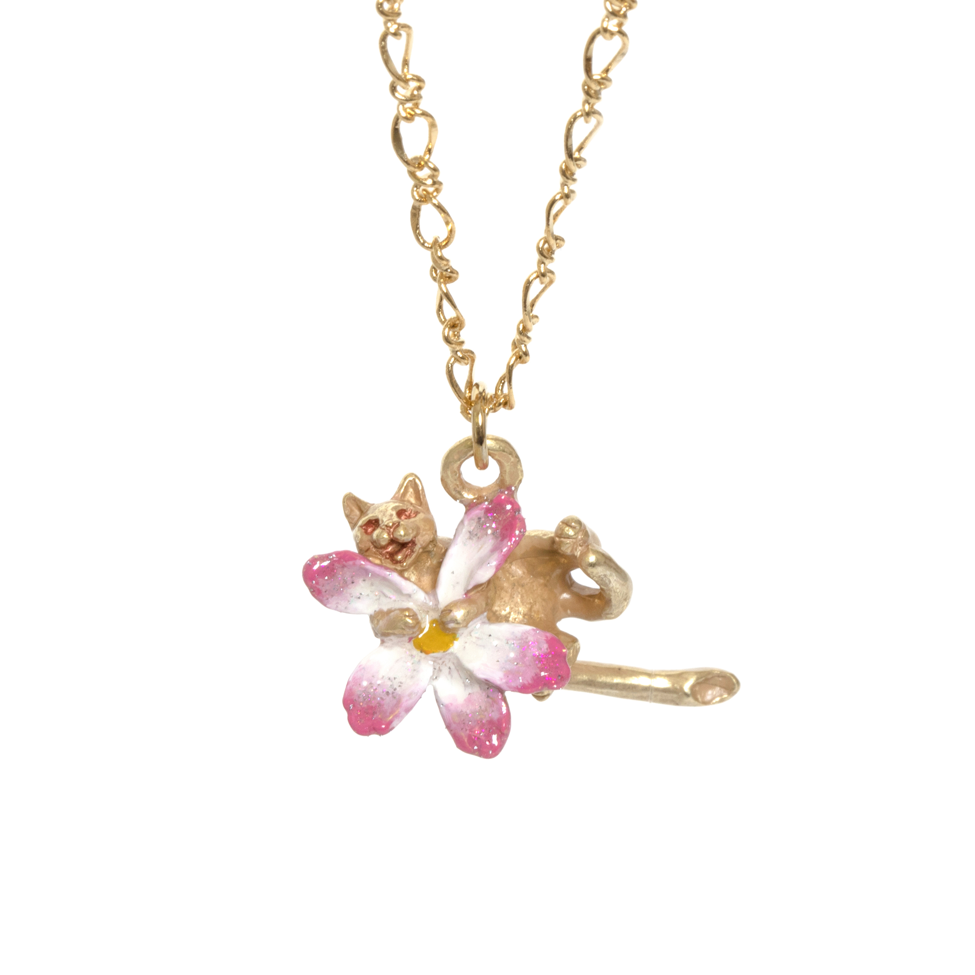 貓咪盡力抓住花頸鏈