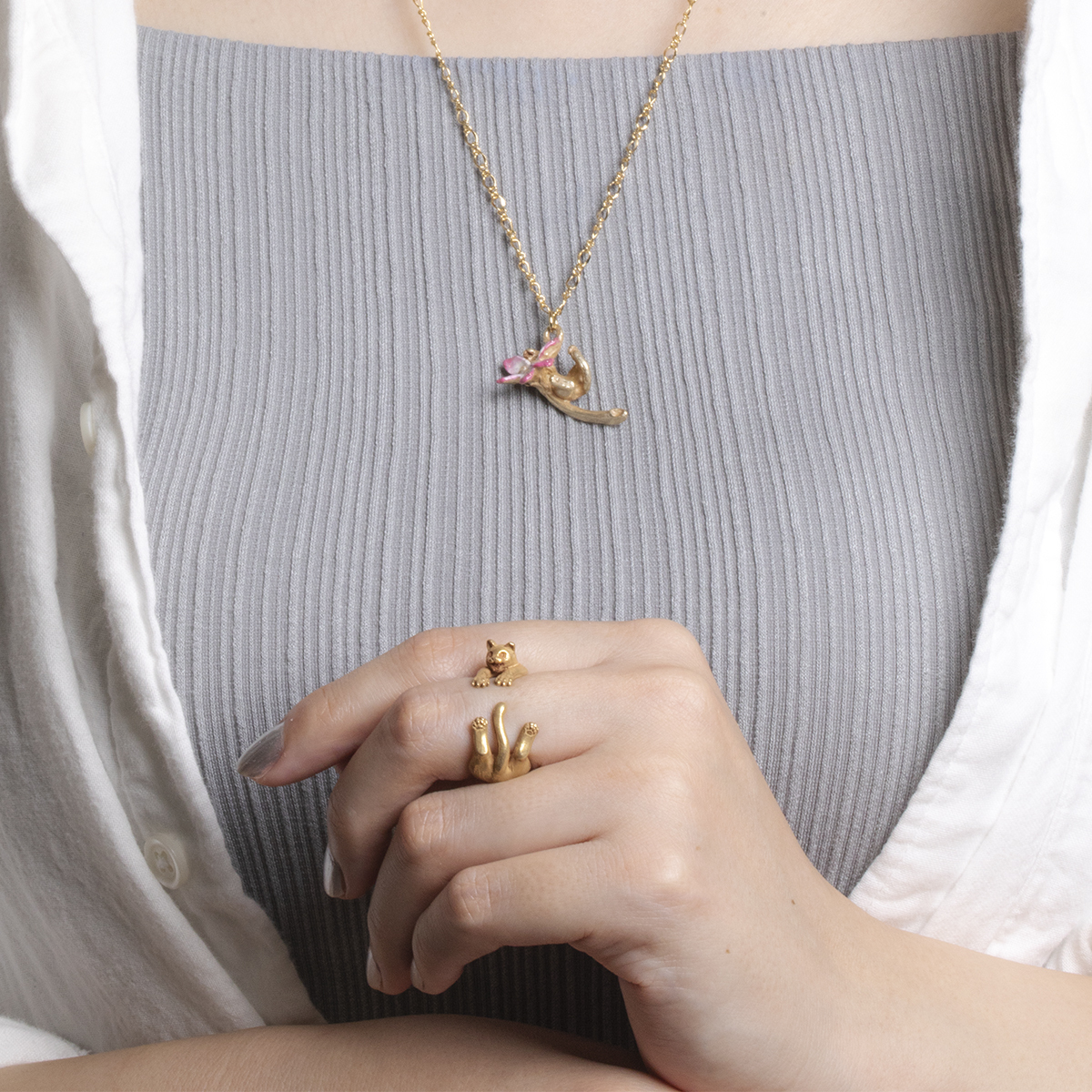 貓咪盡力抓住花頸鏈