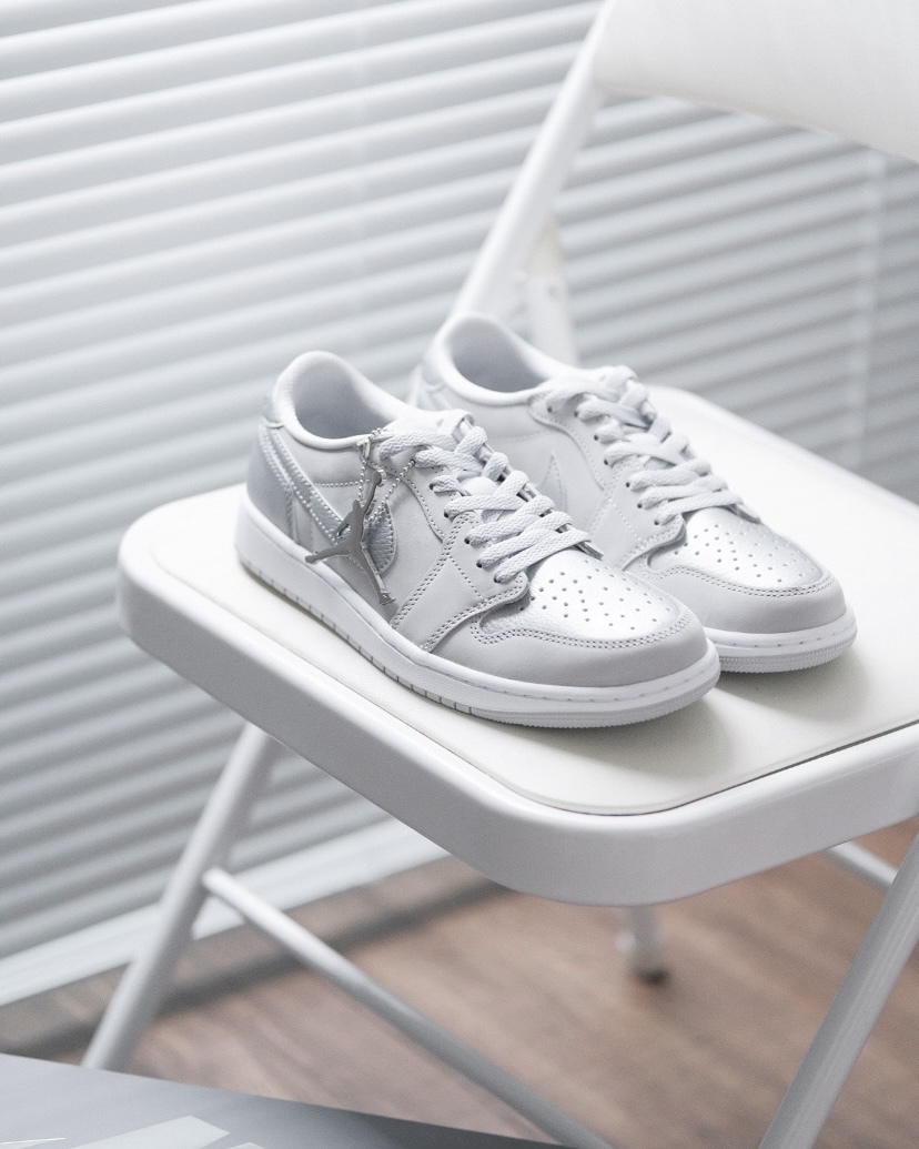 【Focus Store】現貨秒發 Nike Air Jordan 1 Low OG "Metallic Silver" 液態銀 CZ0790-002