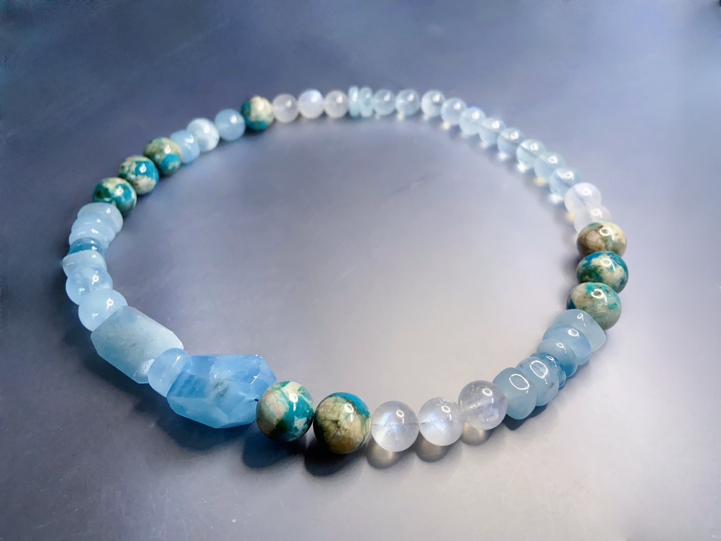 波光粼粼 02丨大咪數海藍寶與月光石短項鍊丨三月和六月