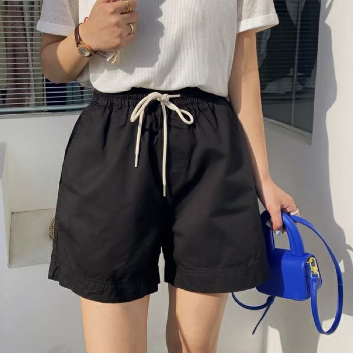 女生穿著#6801 抽繩水洗四分短褲黑色