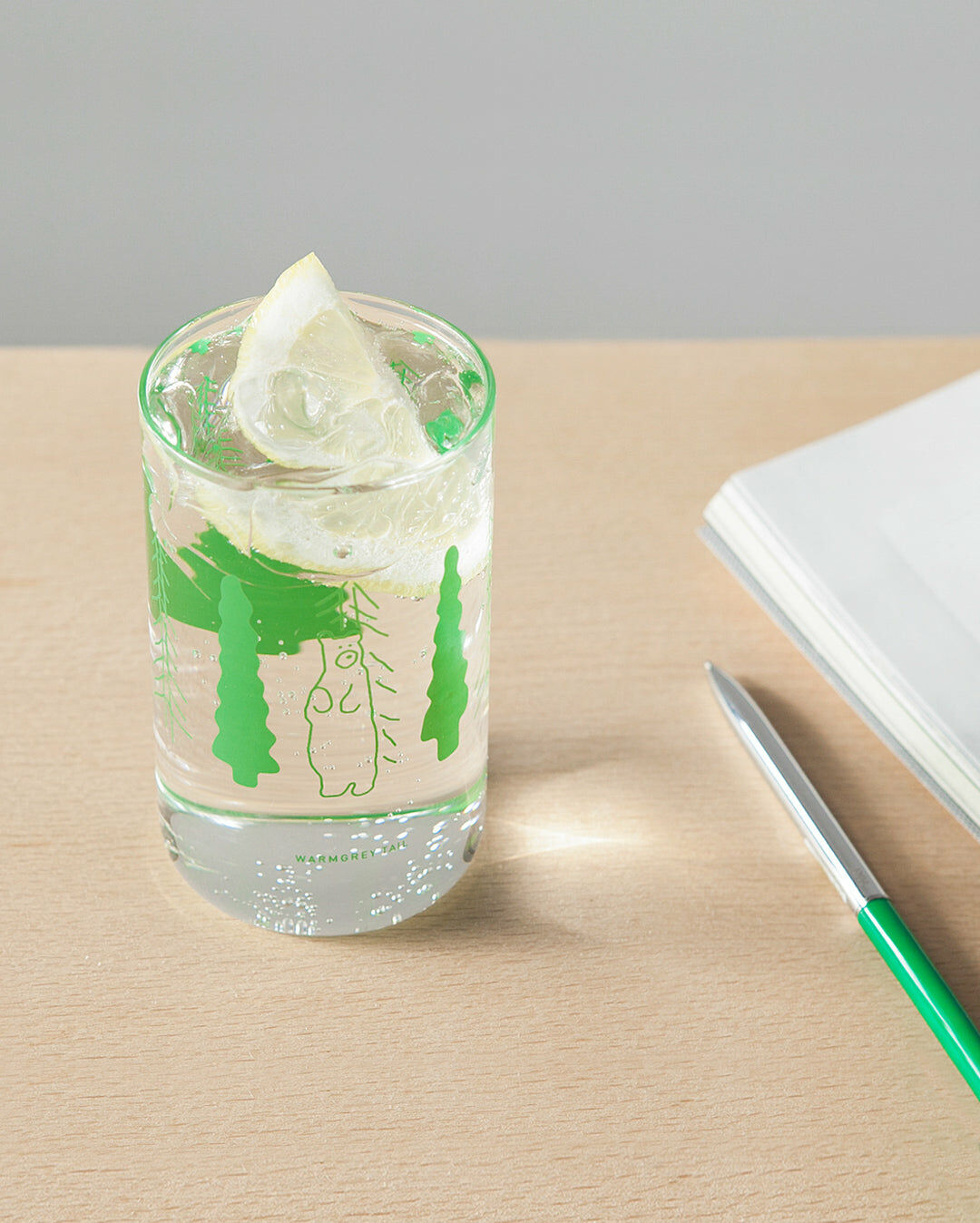Warmgrey tail 樹與熊玻璃杯 (綠色)