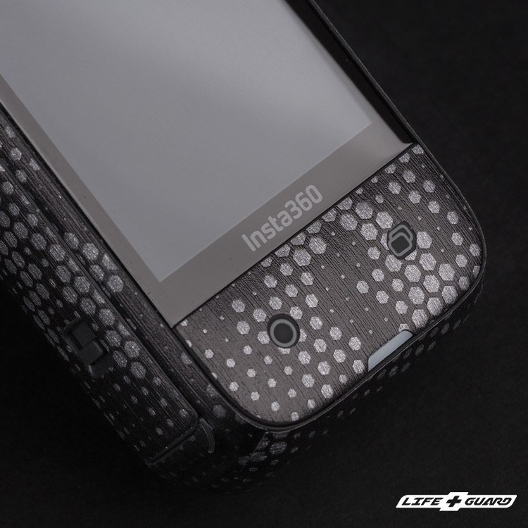 Insta360 X4  貼膜質感特寫，LIFE+GUARD 設計風格
