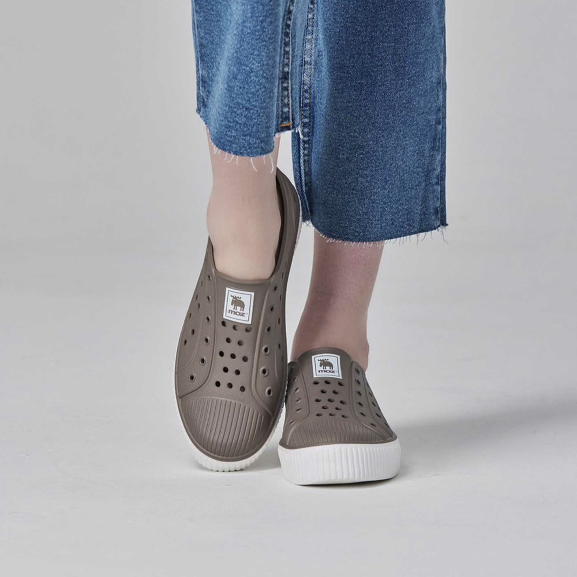 【小尺碼】moz瑞典 駝鹿 雙色洞洞餅乾水鞋 (巧克力) 全球首創 舒適厚底 防潑水-附鞋扣