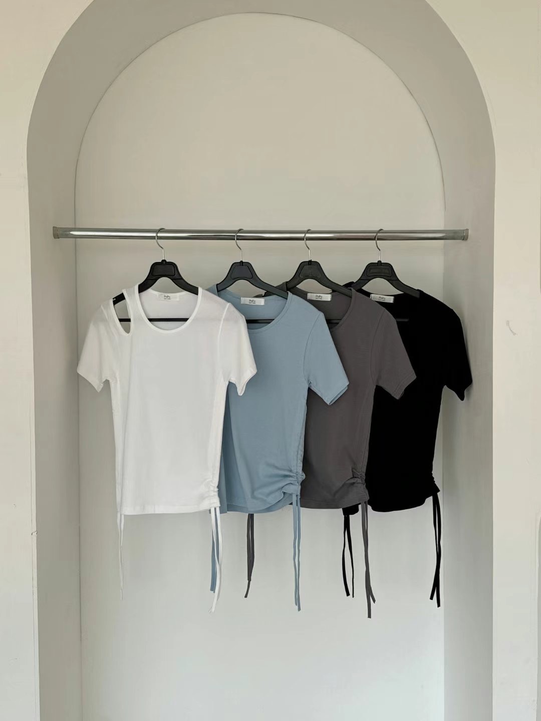 26 現貨剪裁獨特,性感衫😍😍