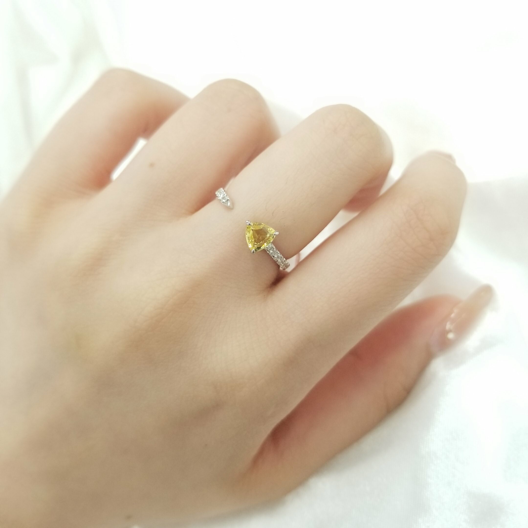 全新18K白金【單粒5份黃寶石】配13份鑽石戒指