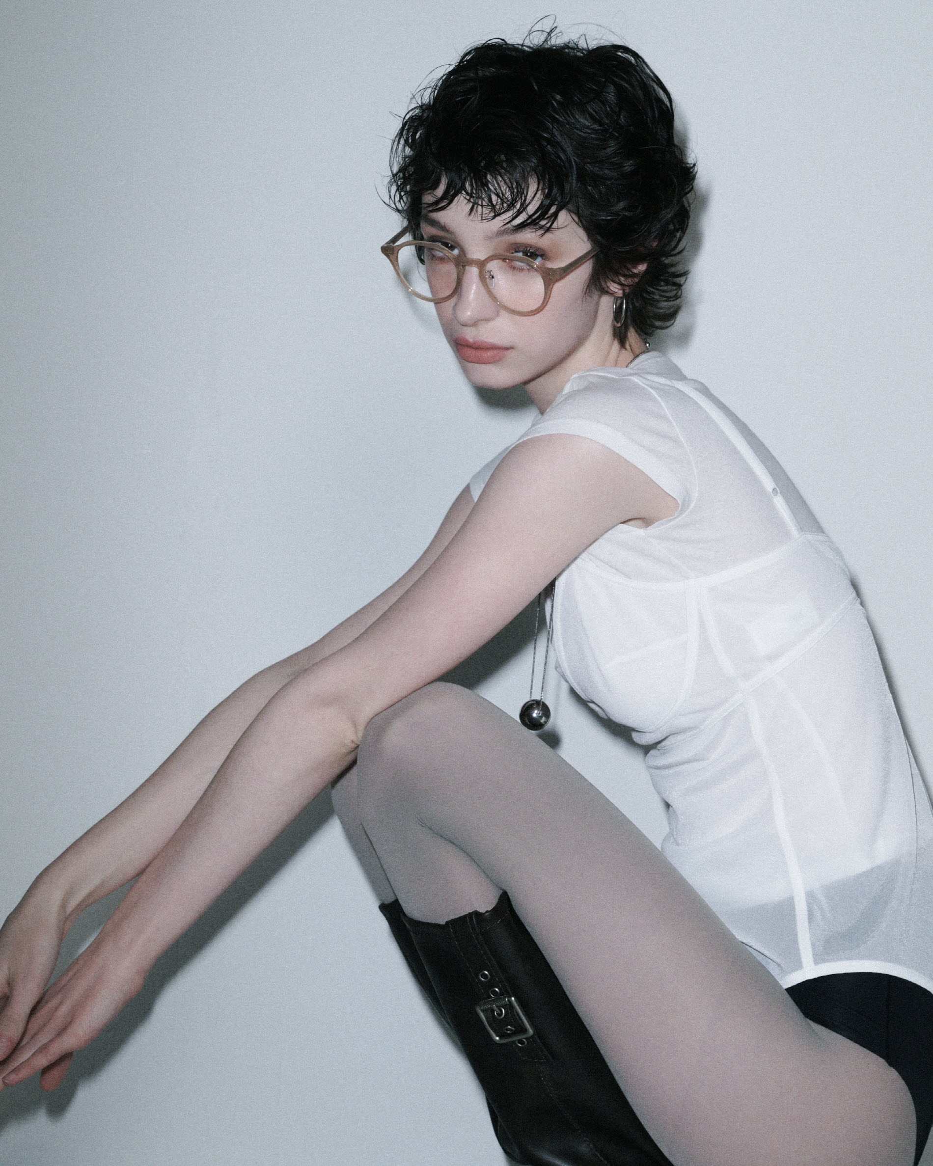 女模戴著韓國 BLUE ELEPHANT EDIE款 濾藍光眼鏡 Peach 杏桃款