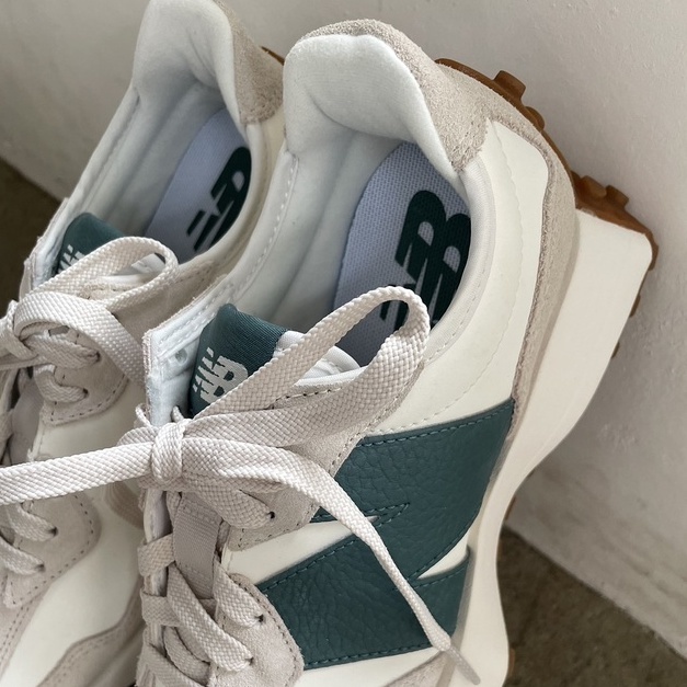 NEW BALANCE NB 327 森林綠焦糖底奶油白荔枝皮仿皮革女鞋WS327GA