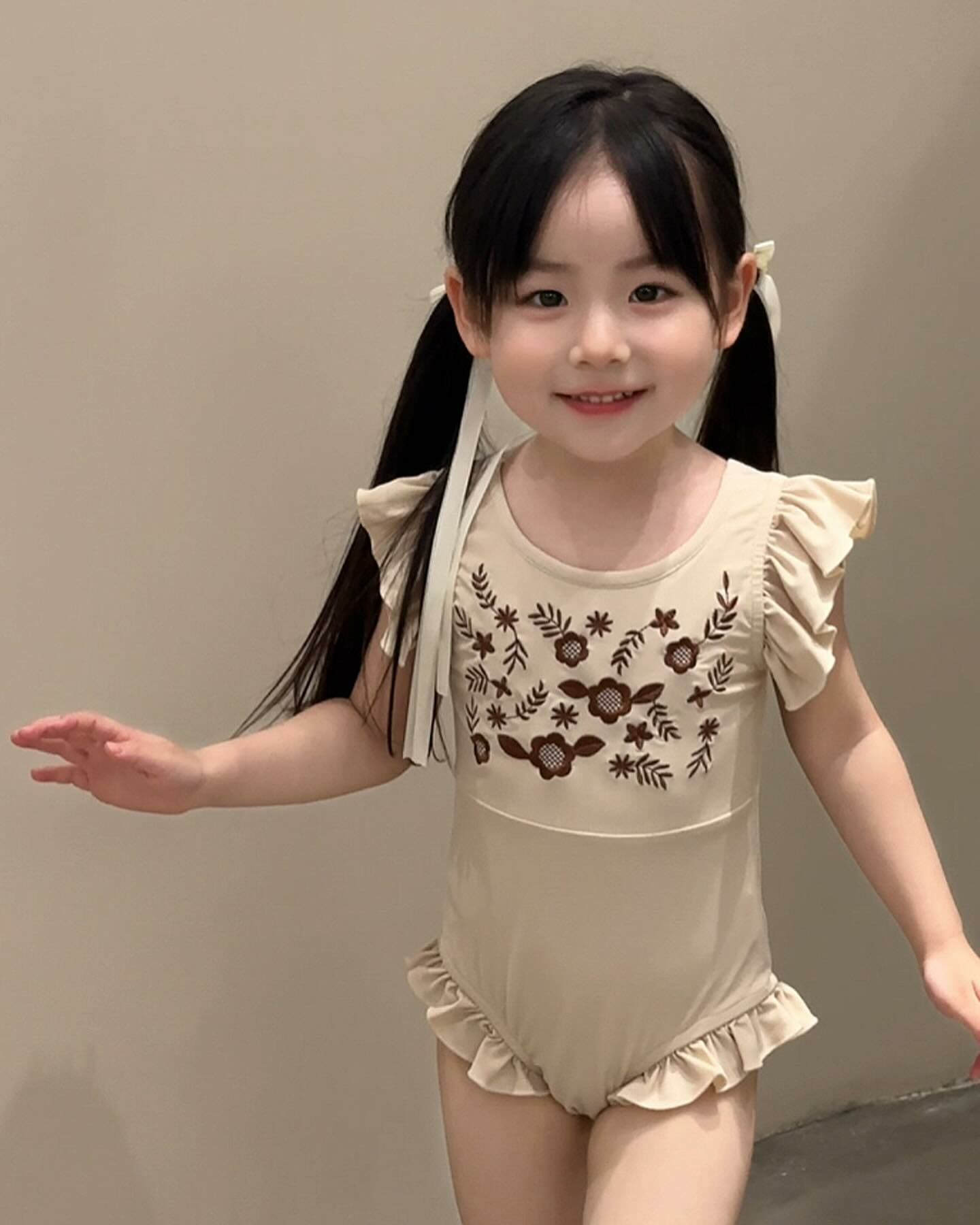 優雅繡花飛袖泳衣