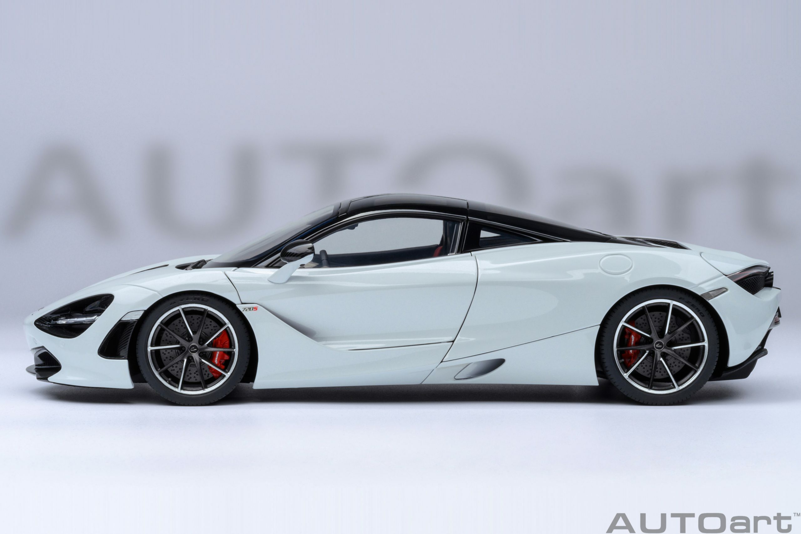 1/18 AUTOART McLaren 720S (Silica White) (76069)