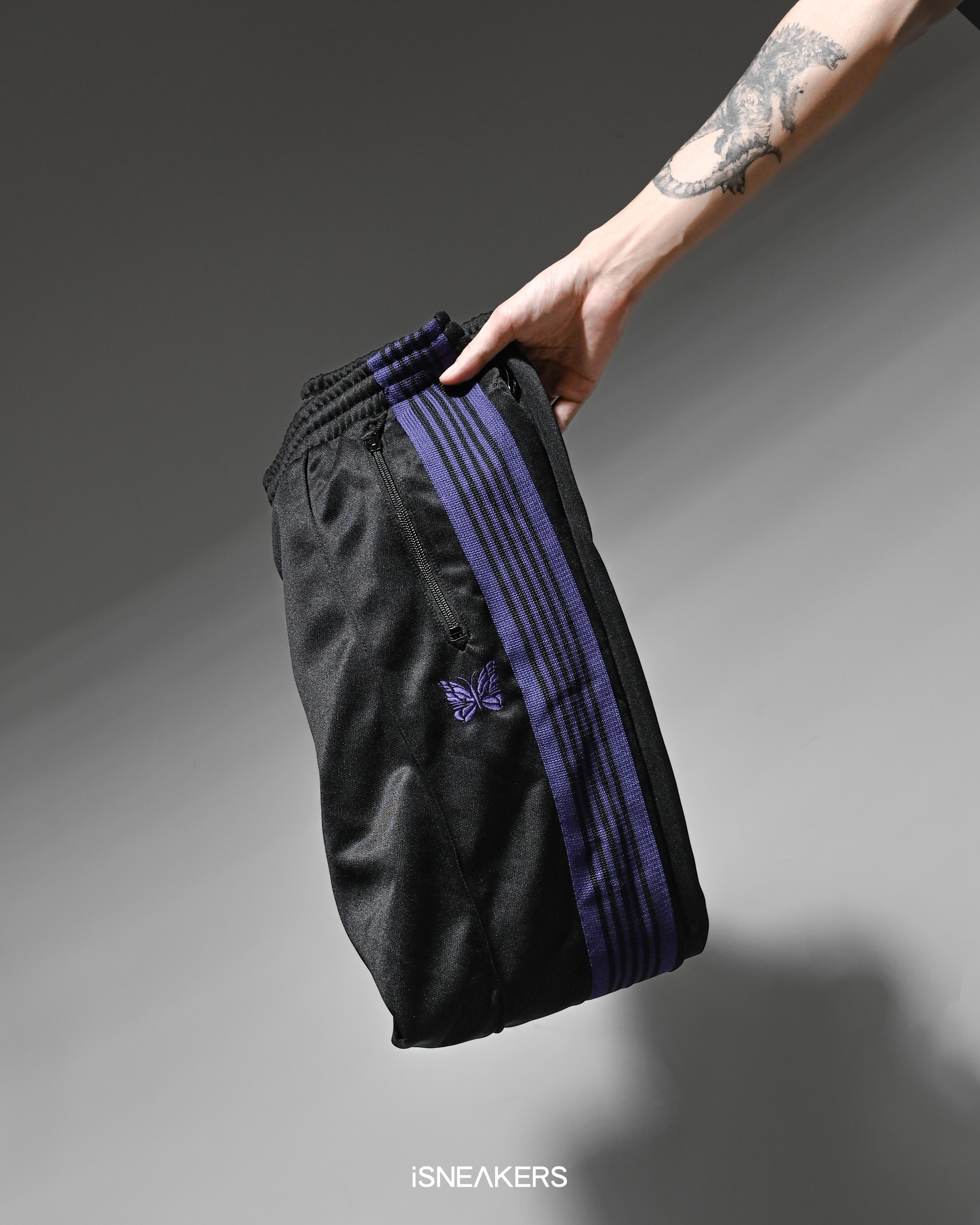 iSNEAKERS｜NEEDLES 黑底紫條 窄管*直筒 黑底白條*窄管 黑底灰條 / 綠底紫條*直筒 /綠底紫條*拉鍊縮口