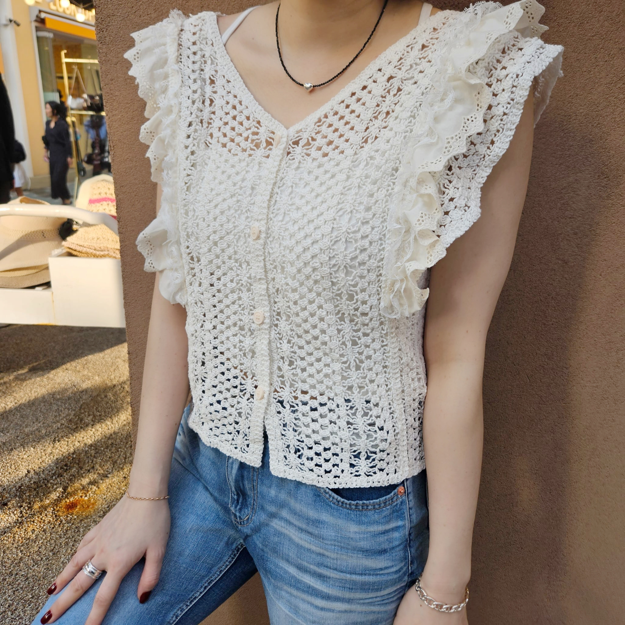 QQ286 V領通花排扣上衣(白)