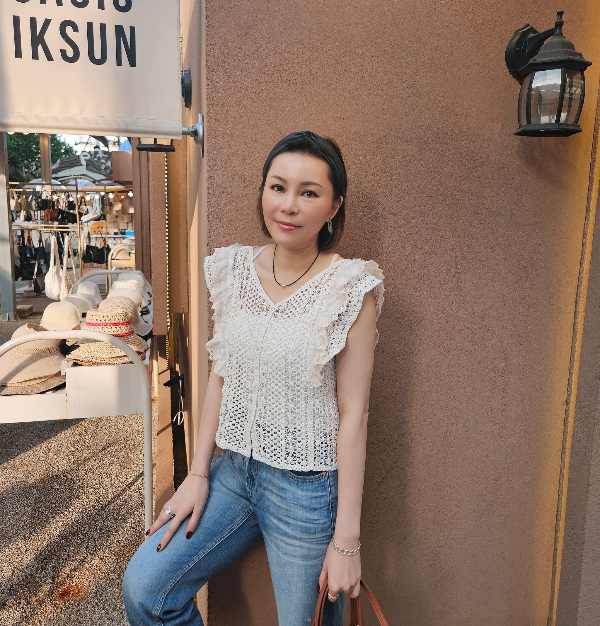 QQ286 V領通花排扣上衣(白)