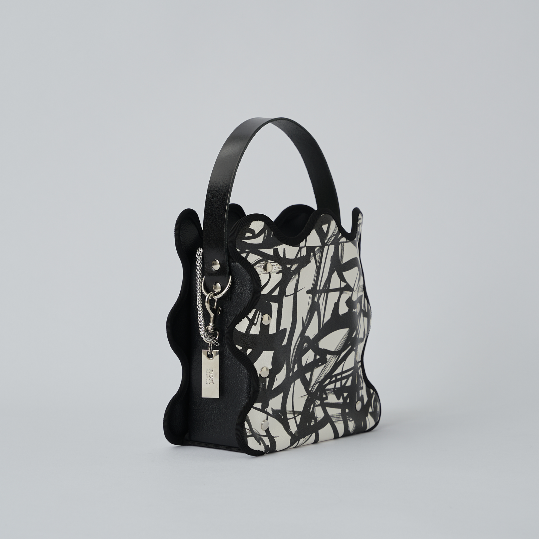 Nori 波浪手提斜背包 黑色塗鴉板