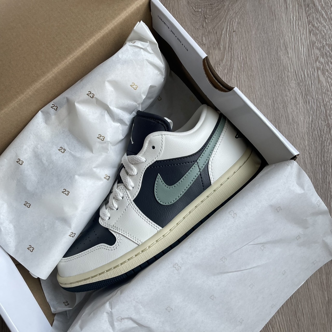 Air Jordan 1 小倒勾 黑綠奶油底（DC0774-001）