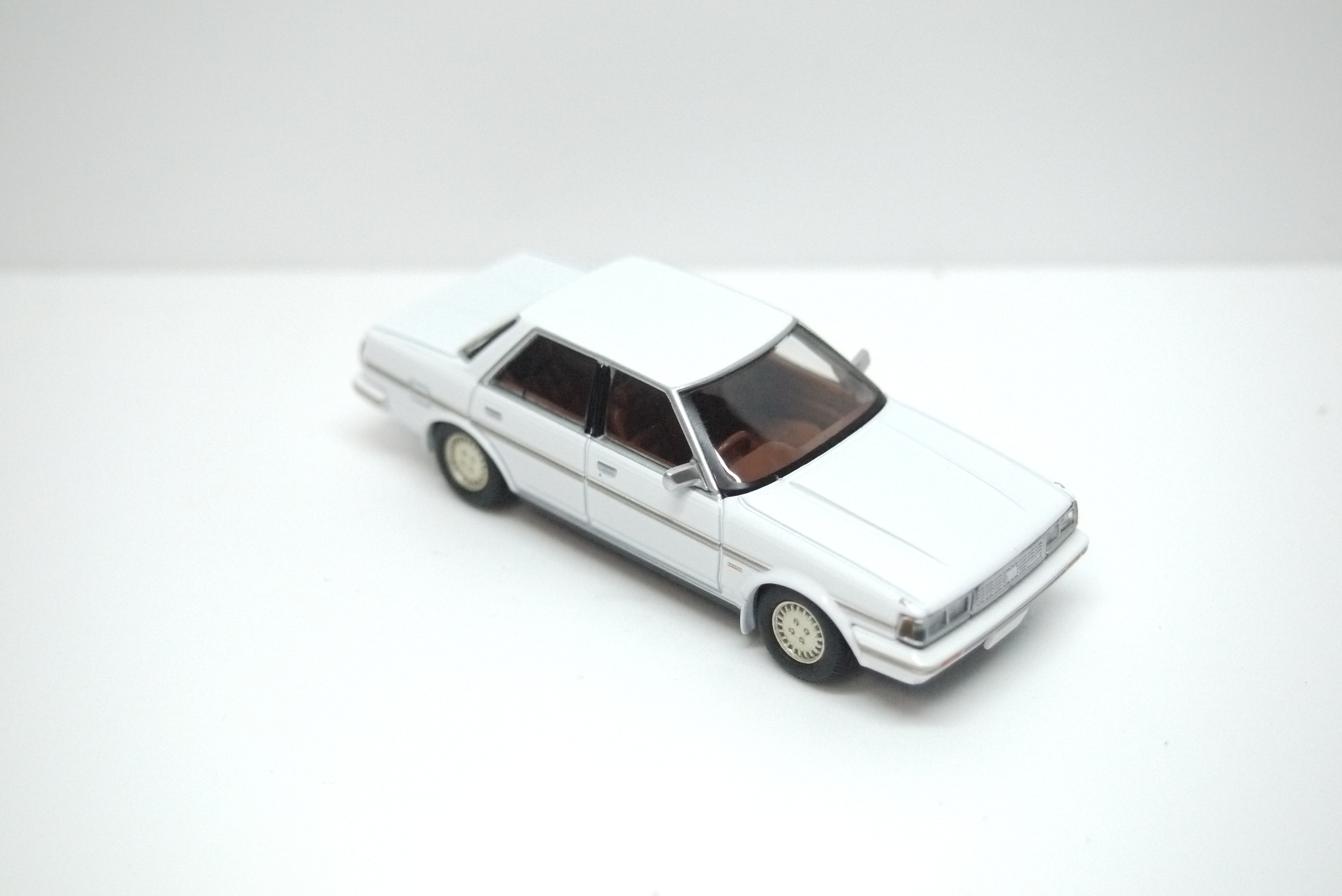 Tomytec 1:64 LV-N156c Toyota Cresta Exceed White