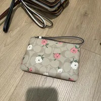 [S] COACH CR973 CORNER ZIP SIGNATURE FLR PRINT,IM/LIGHT KHAKI CHALK MULTI, 196395314744 (SCO769)