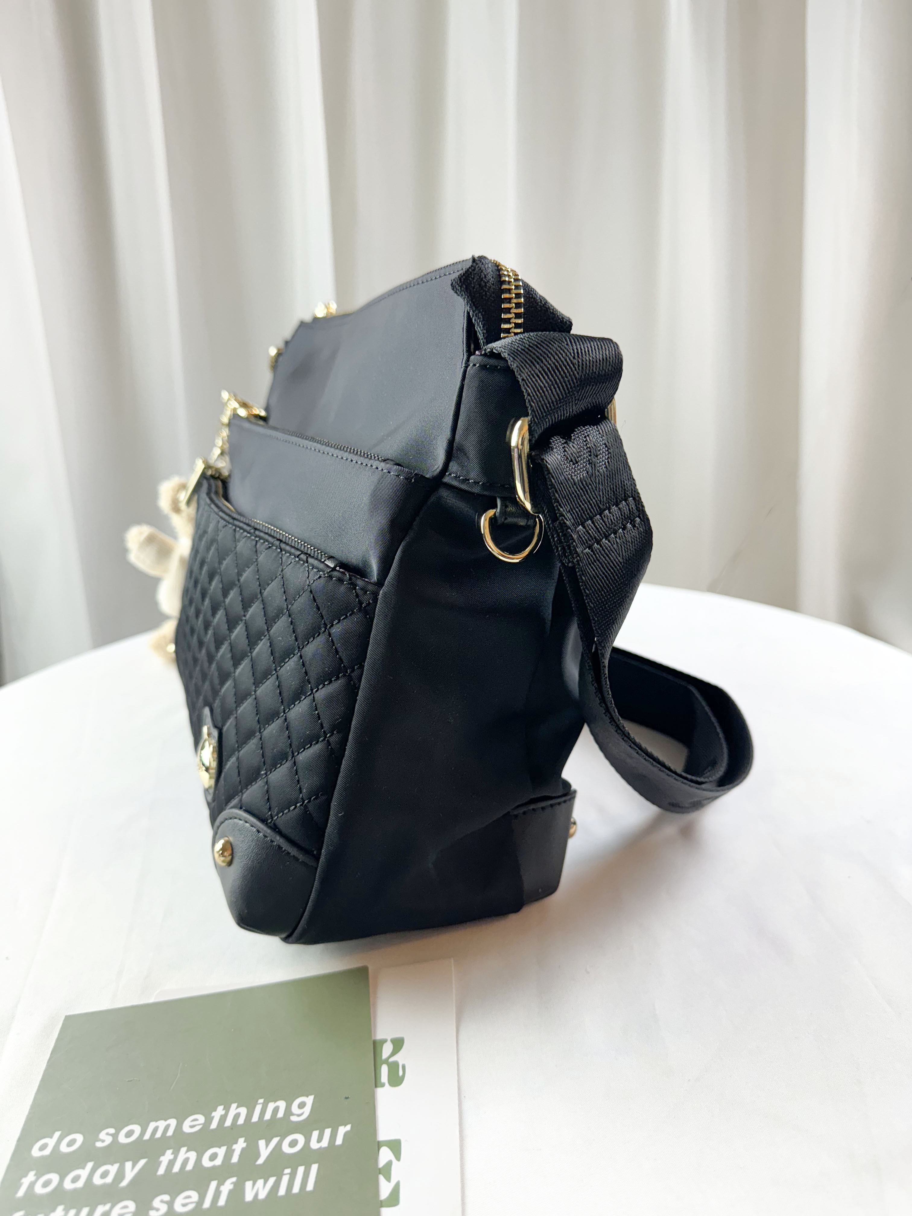 GOODS 黑色菱格紋防潑水側背包 附小熊吊飾 #2045