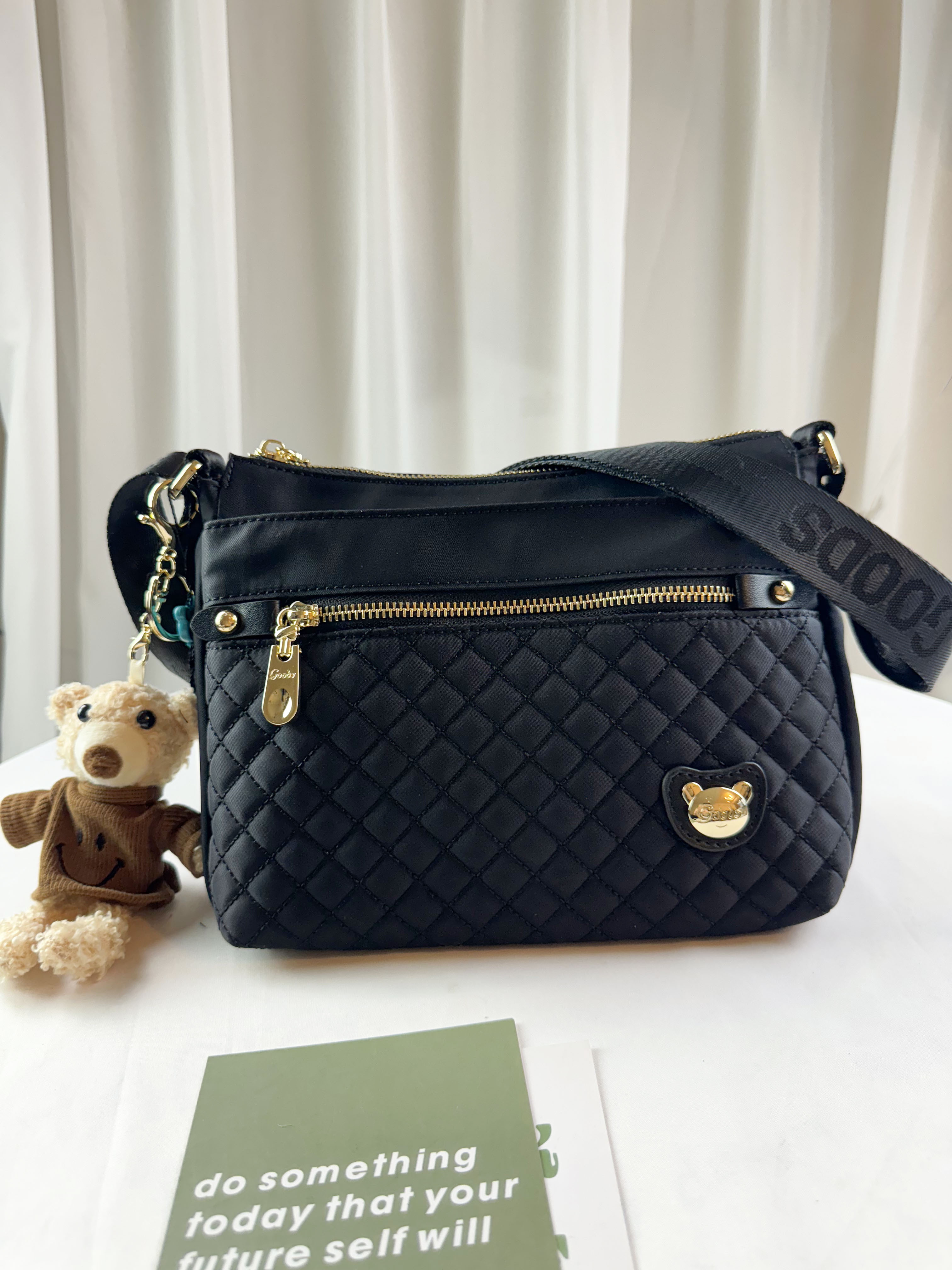 GOODS 黑色菱格紋防潑水側背包 附小熊吊飾 #2672