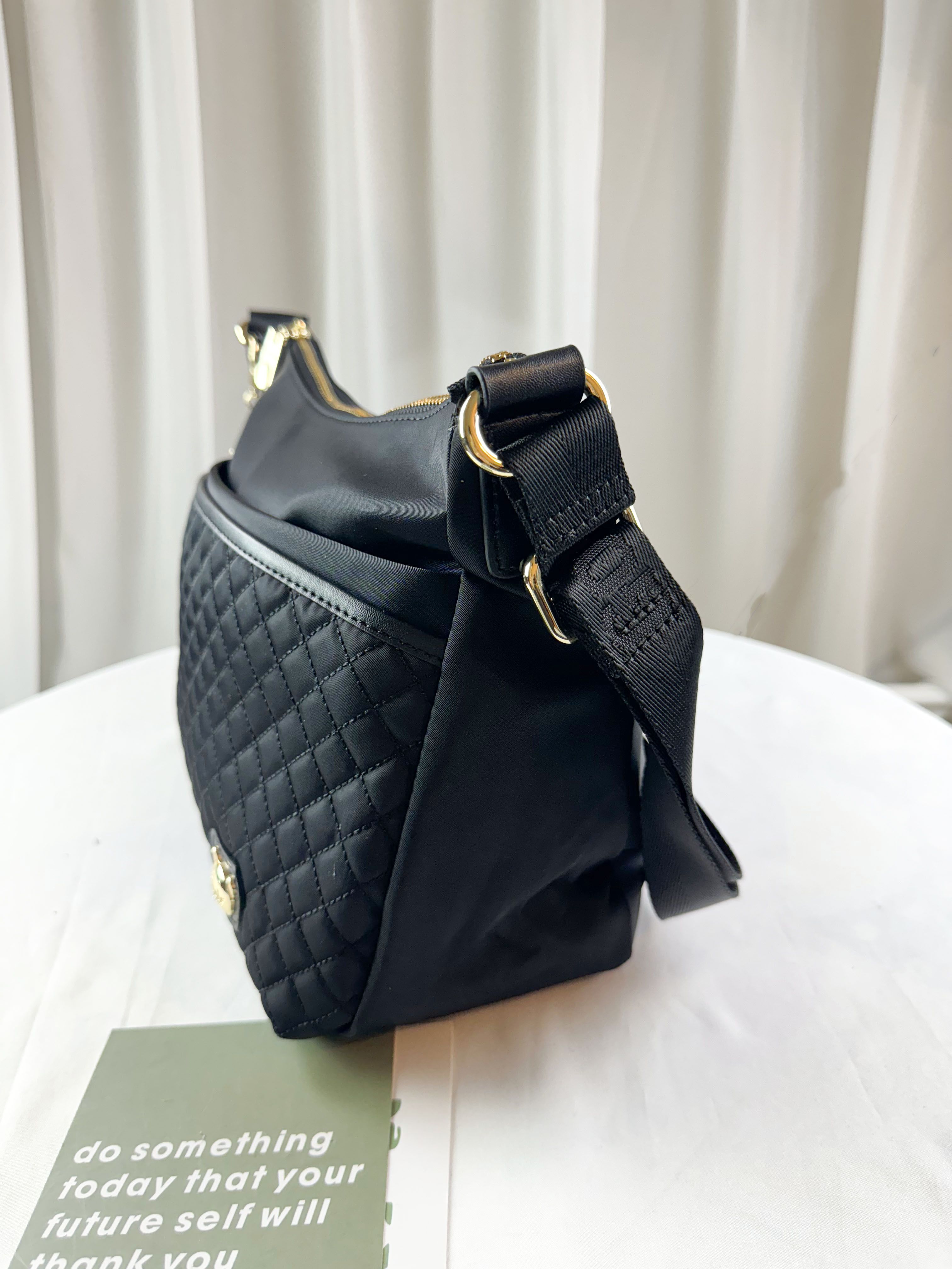 GOODS 黑色菱格紋防潑水側背包 附小熊吊飾 #2638