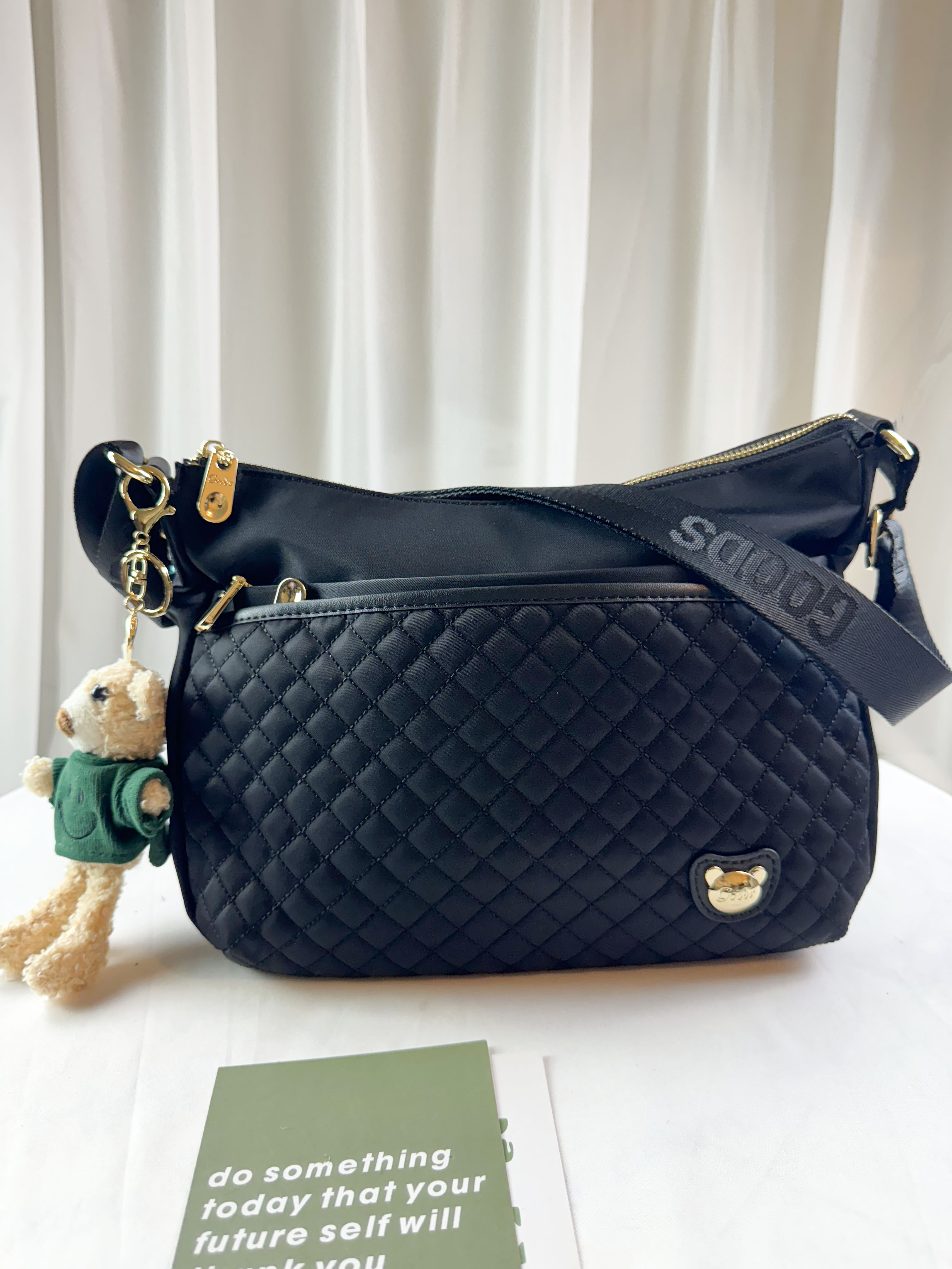 GOODS 黑色菱格紋防潑水側背包 附小熊吊飾 #2638