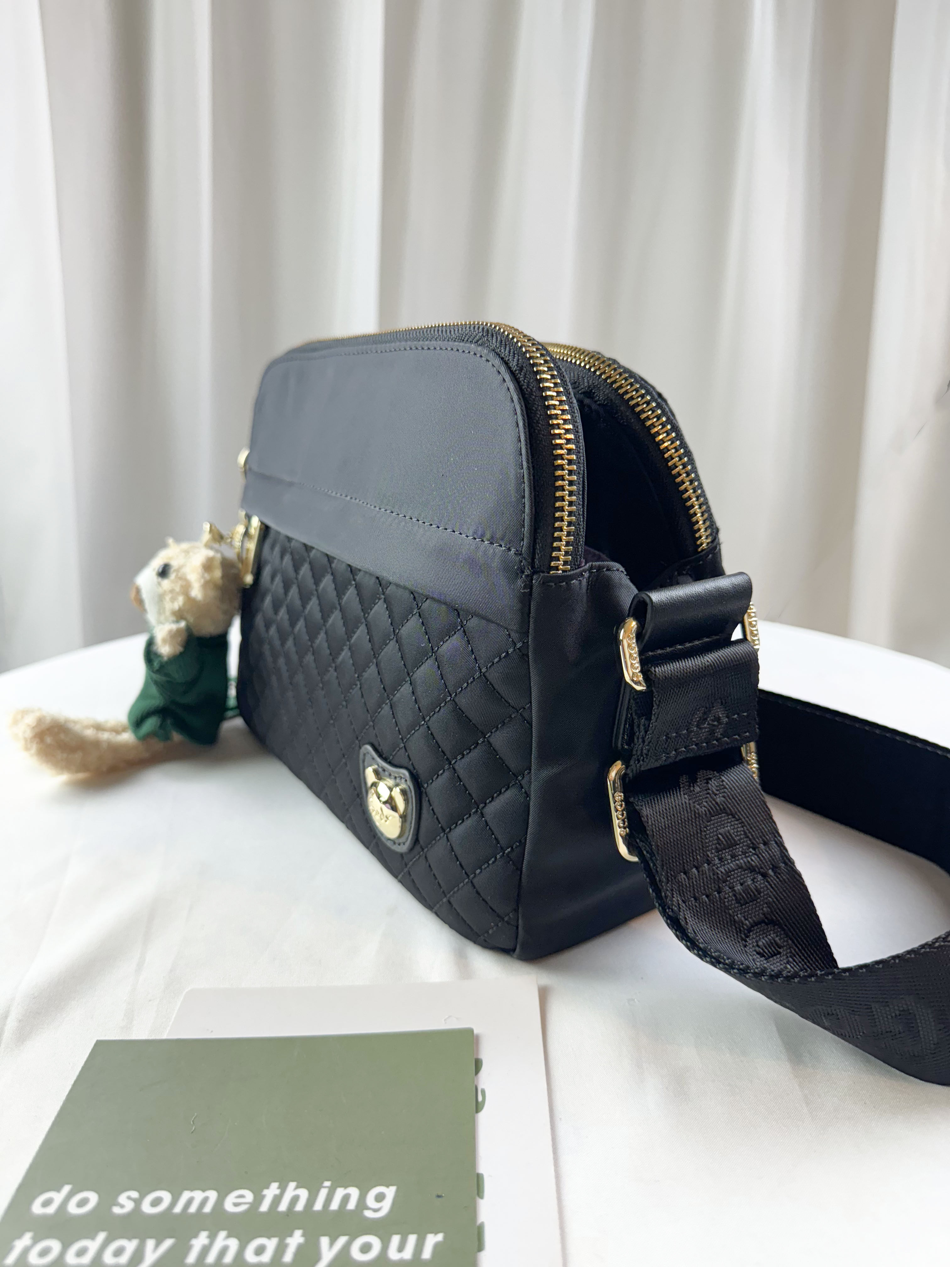 GOODS 黑色菱格紋防潑水側背包 附小熊吊飾 #2789