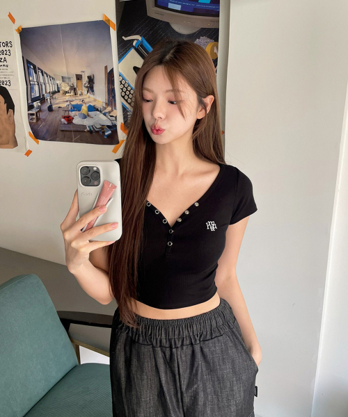 Muah Muah V領排扣短版上衣 V領 排扣 短版 One size 3色/預購